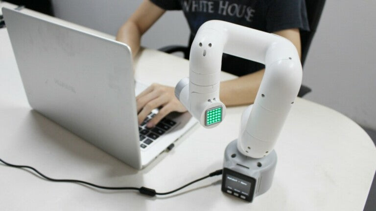 Elephant Robotics myCobotは、M5STACKを備えた6軸協働ロボットです。
