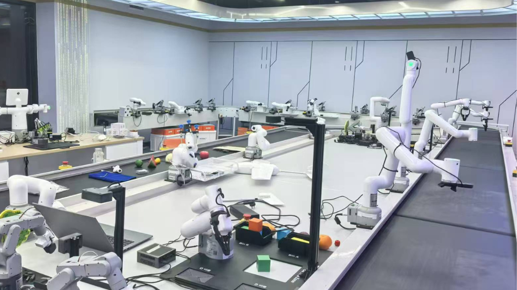 (Shanghai, CN) Dongchang High School Builds A Smart Laboratory with Innovative Robotics Education Solutions