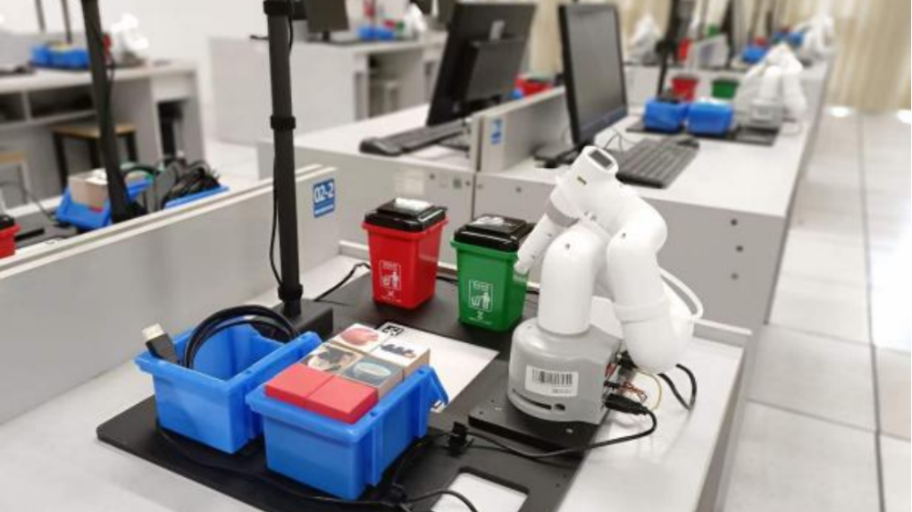 (Fujian, CN) Fujian Polytechnic of Information Technology Elevates Vocational AI Education by Embedding Robotics Using ER's Robots with AI Kits